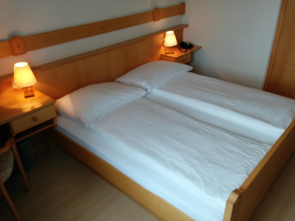 Hotel Terminus Samedan Szoba fotó