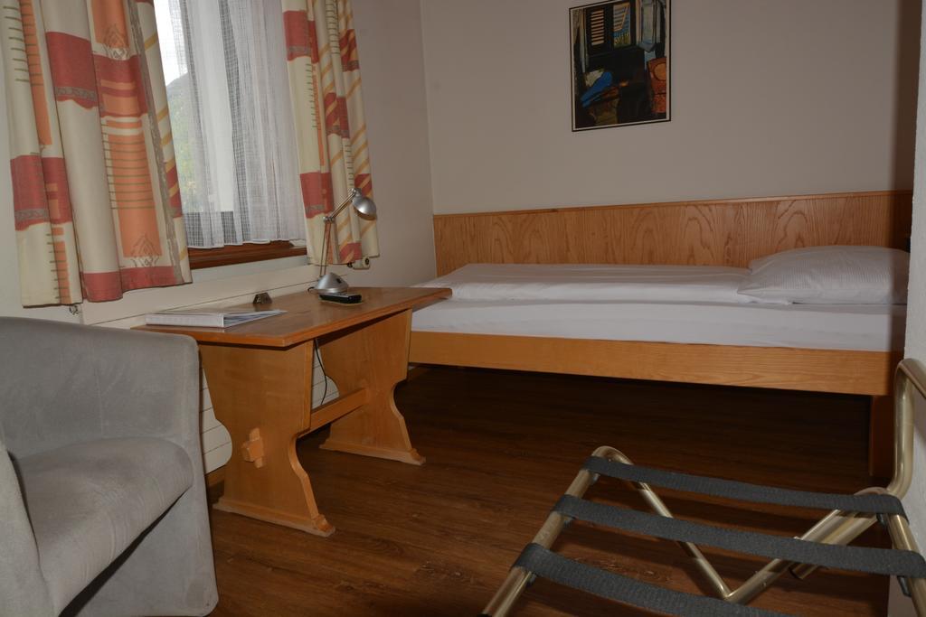 Hotel Terminus Samedan Kültér fotó